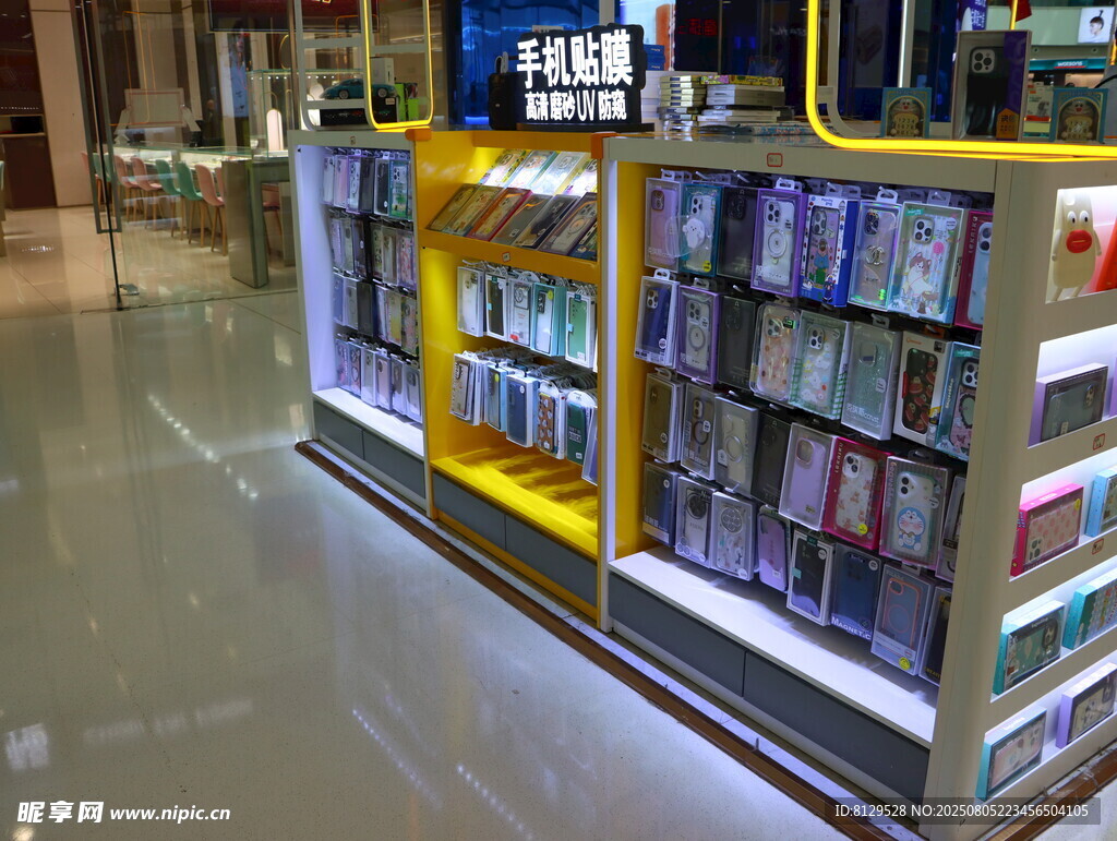 商場內(nèi)的精美商品陳列柜