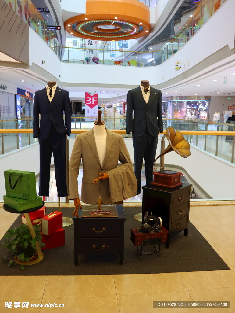 商場內(nèi)的時尚陳列展示