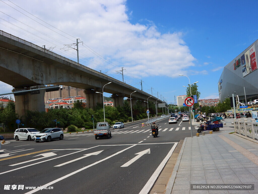 城市高架橋旁的道路景象