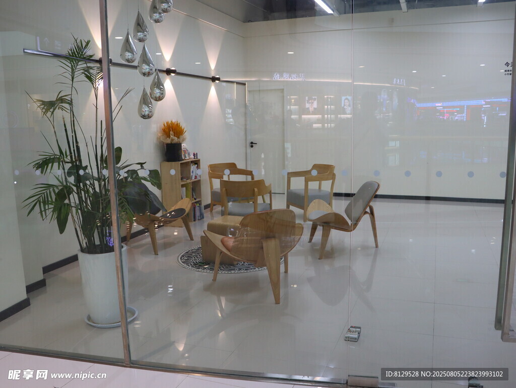簡約室內(nèi)休閑桌椅布置場景