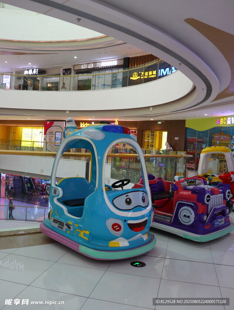 商場內(nèi)的可愛兒童游樂車