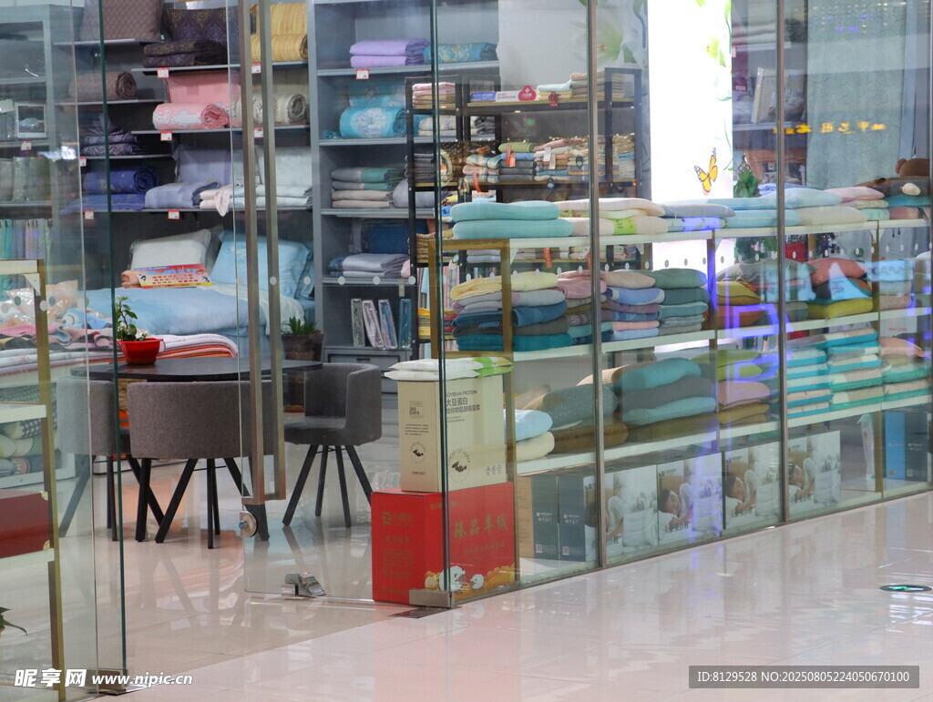 店內(nèi)琳瑯滿目的商品陳列