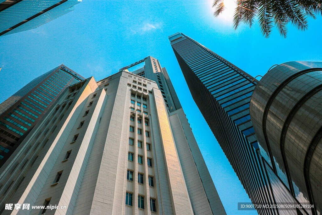 仰拍都市摩天大樓景觀
