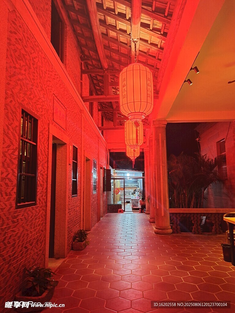 中式紅調(diào)古雅長廊夜景