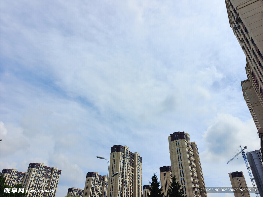 城市高樓與藍(lán)天白云