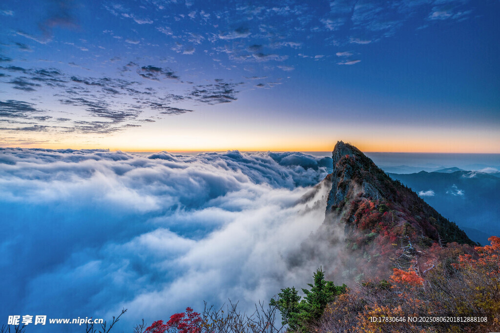 云海中的壯麗山峰景觀
