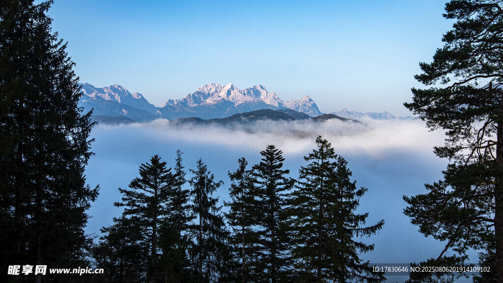 云霧繚繞中的山林與遠(yuǎn)山