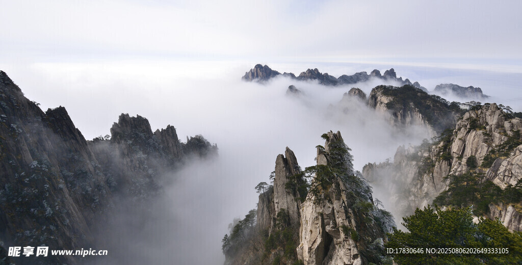 黃山云海中的壯麗山巒