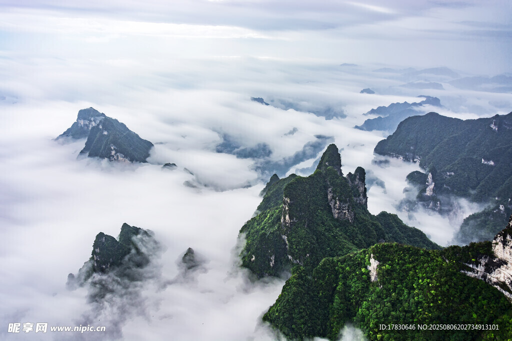 云霧繚繞的壯美山巒景色