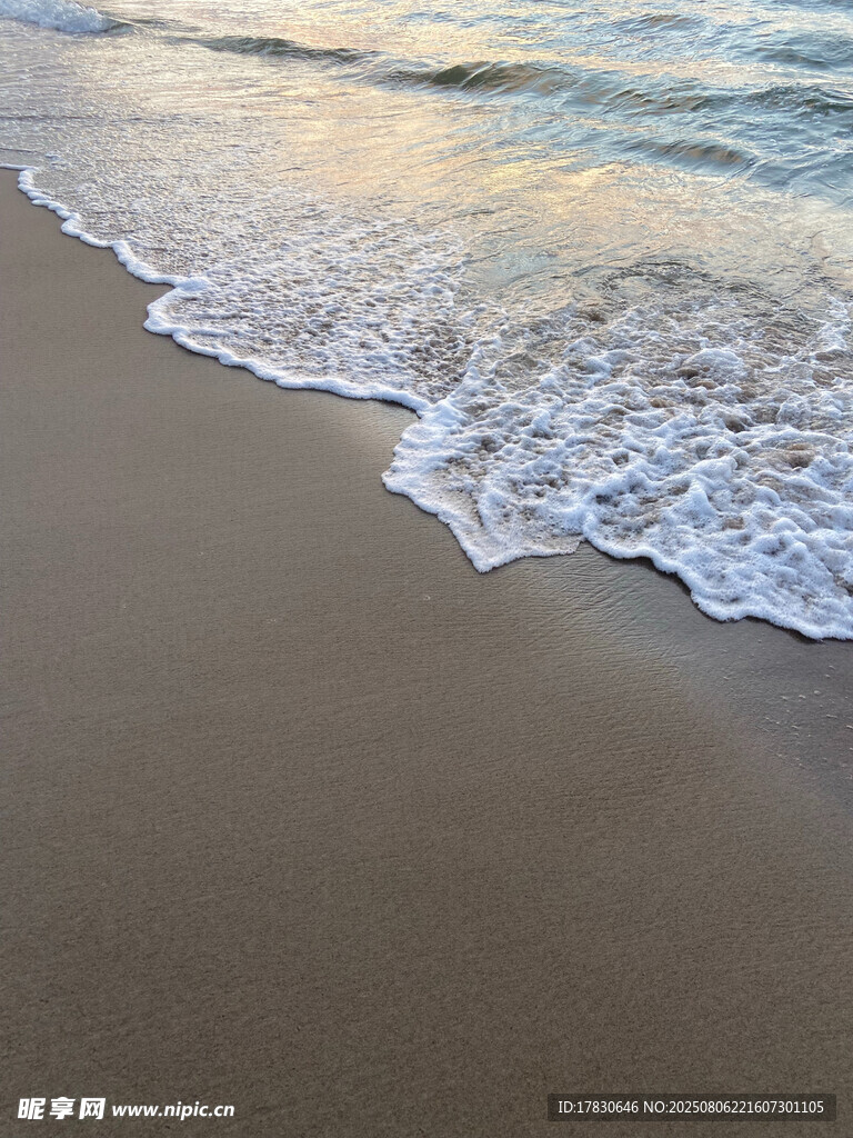海邊沙灘海浪溫柔景象