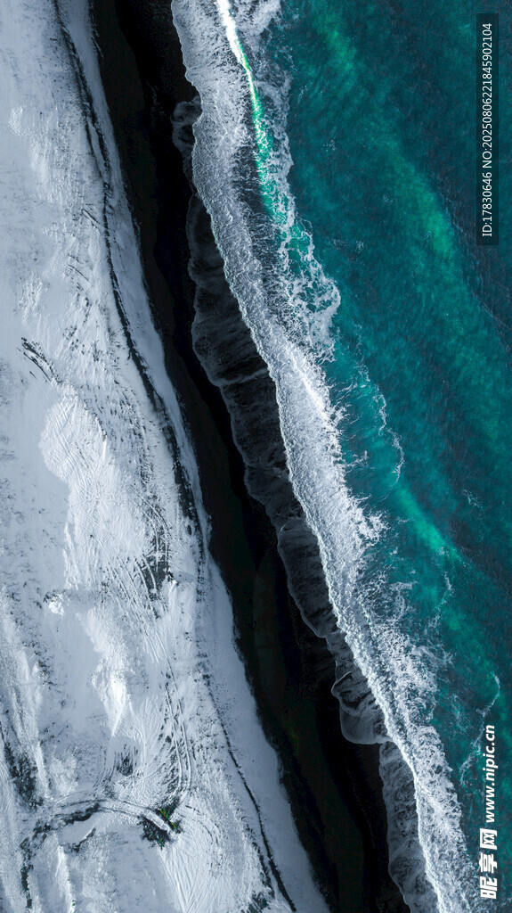 海岸線(xiàn)上的藍(lán)白海浪景觀
