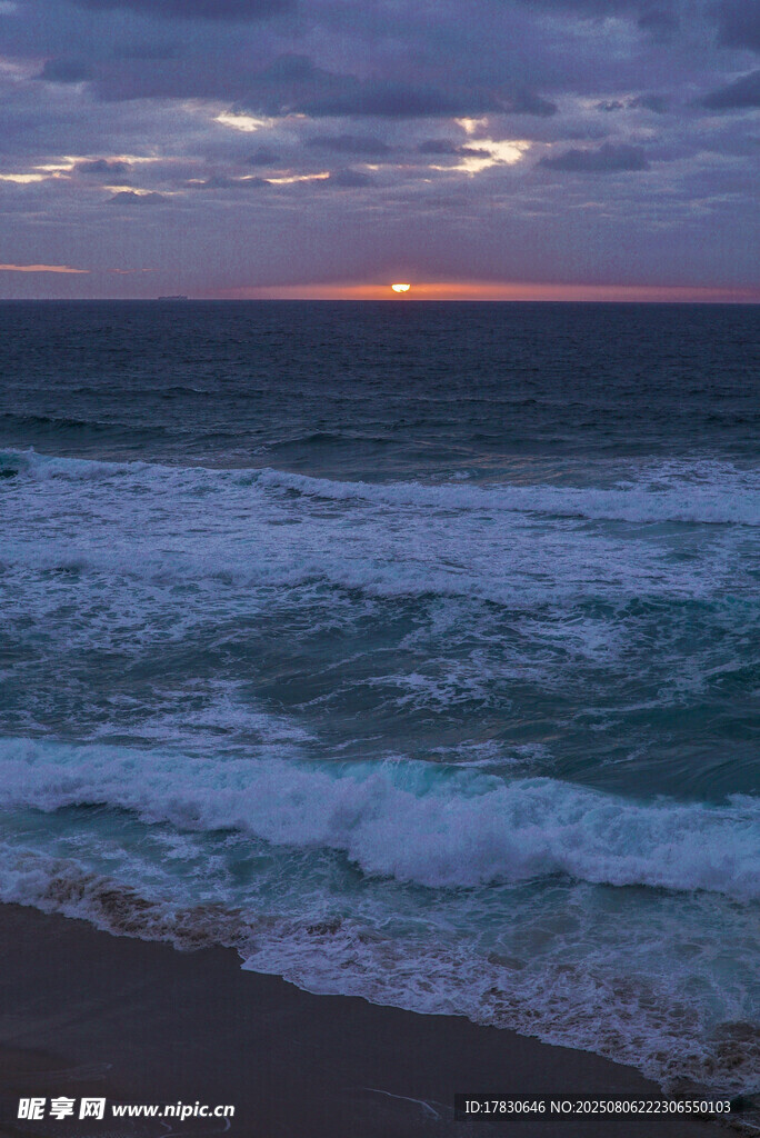 海邊日落時(shí)分的海浪景觀