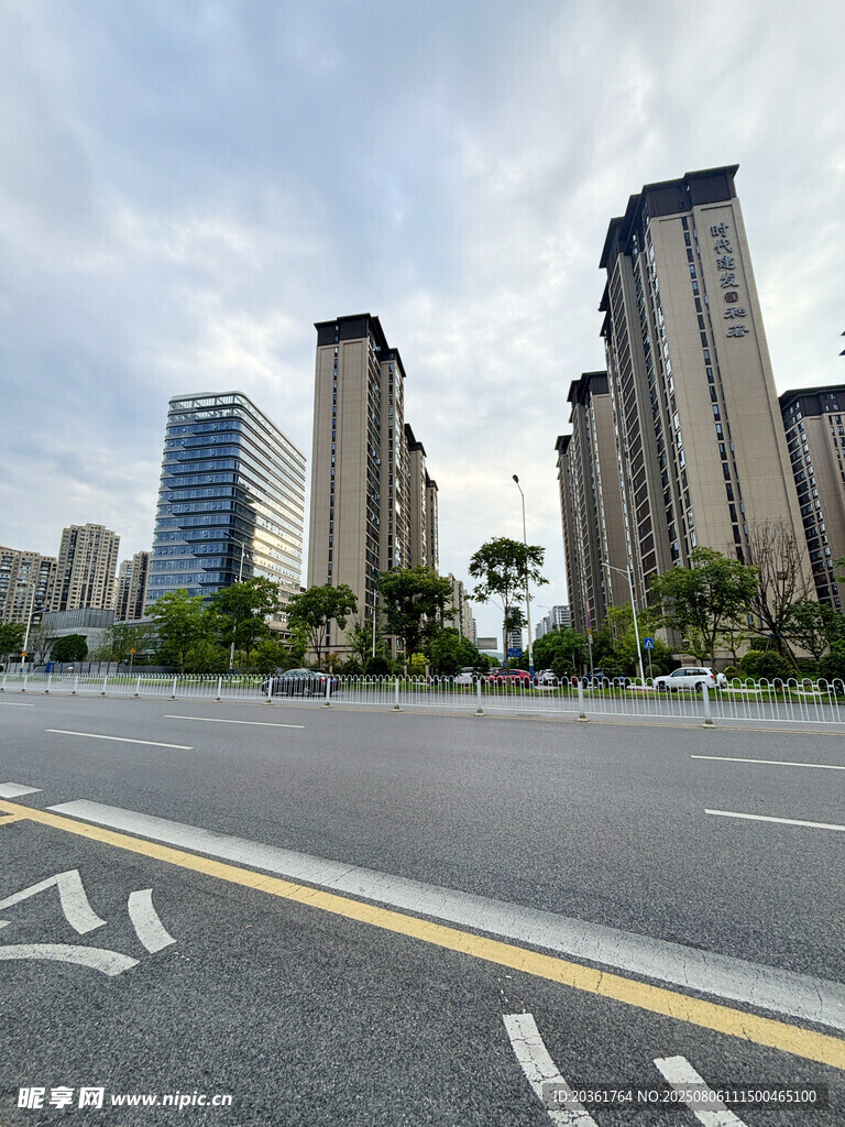 城市寬闊道路與林立高樓