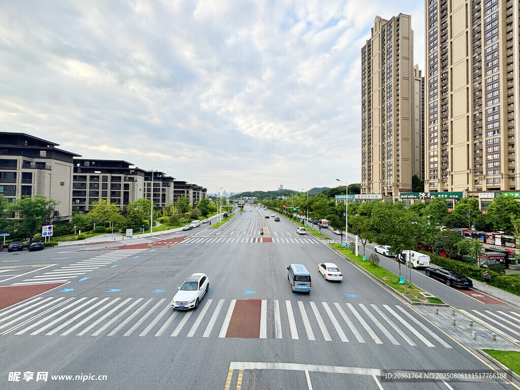 城市寬闊道路與高樓景觀