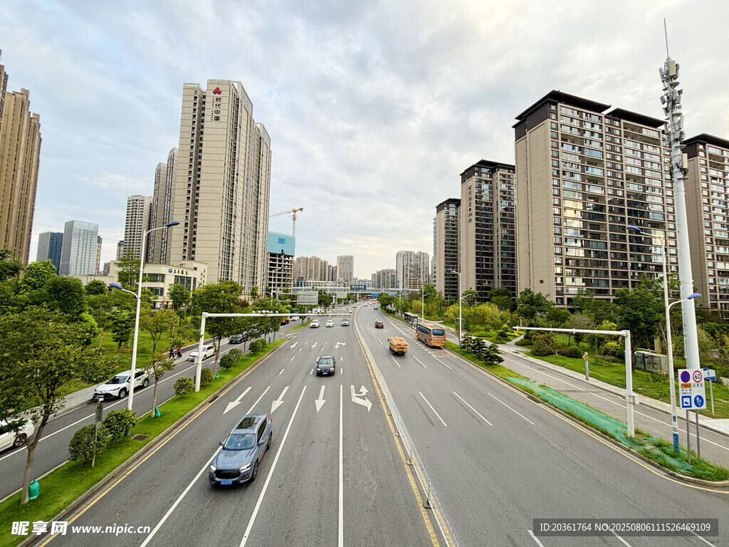城市寬闊道路與高樓景觀