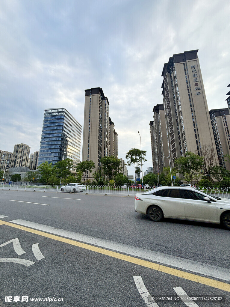 城市道路上的現(xiàn)代建筑與汽車