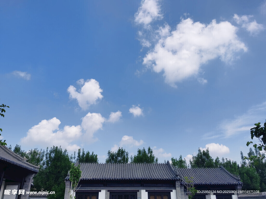 藍(lán)天白云下的中式民居