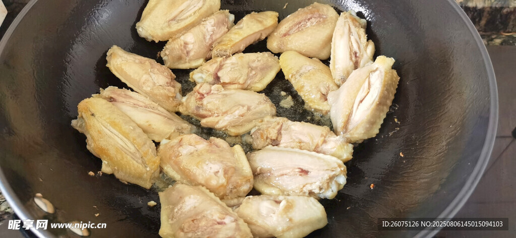 鍋中烹飪的美味雞翅