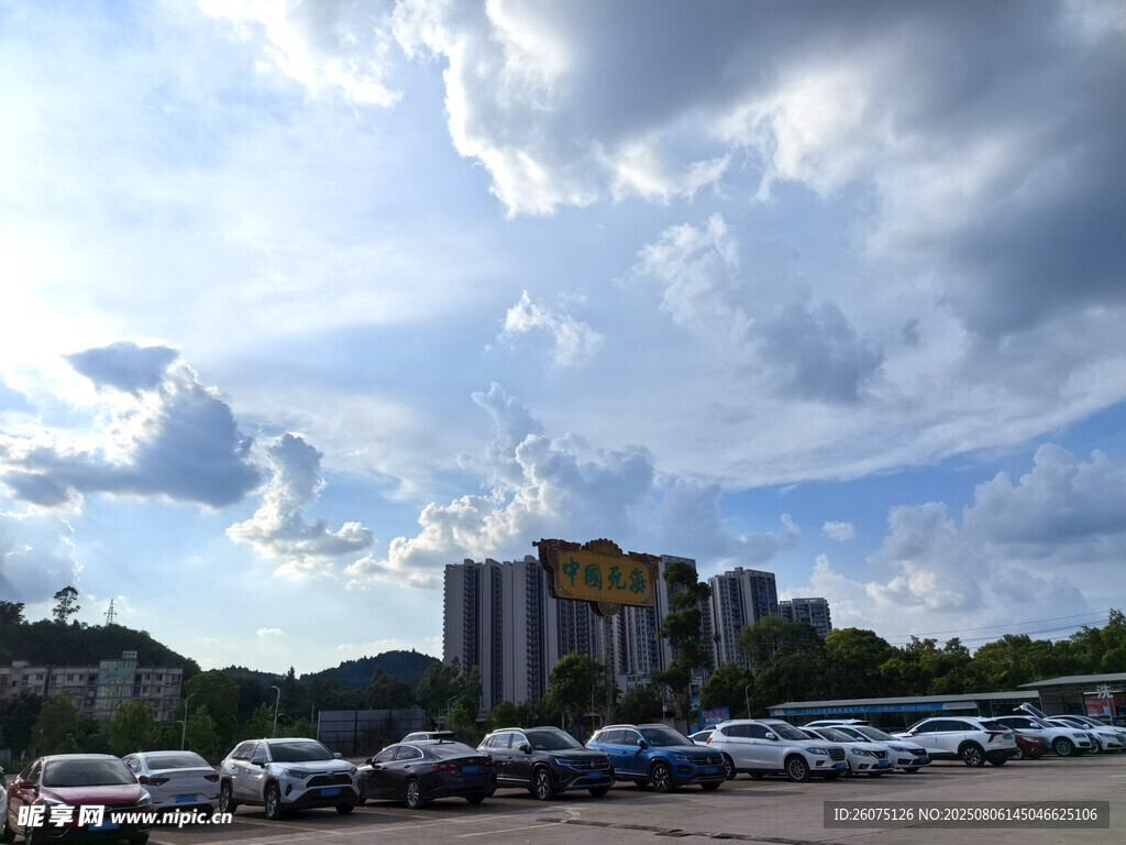 停車場上的藍天白云建筑