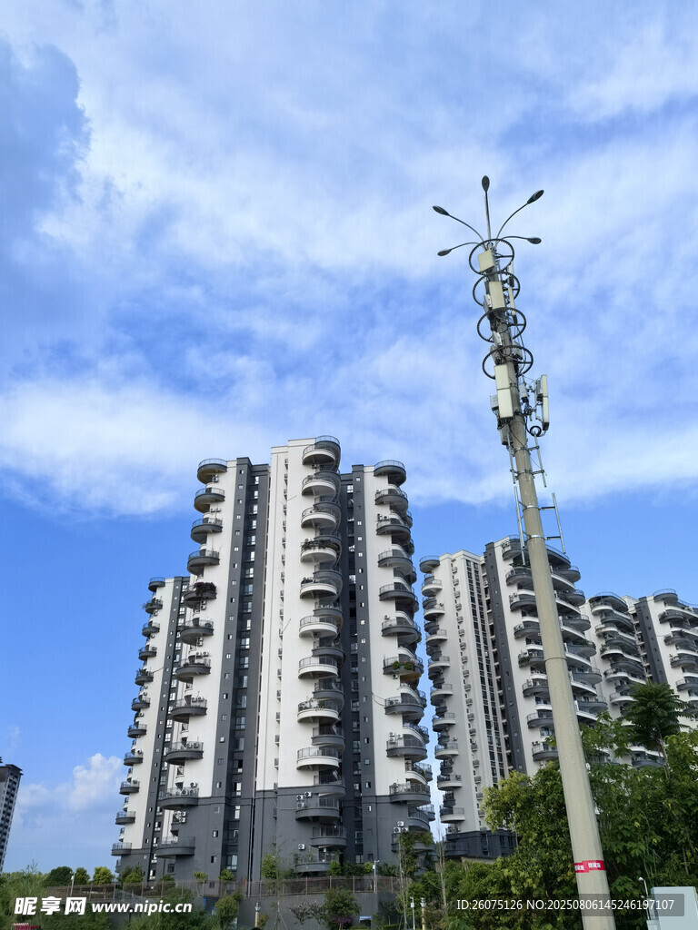 城市高樓與獨(dú)特通訊塔景觀