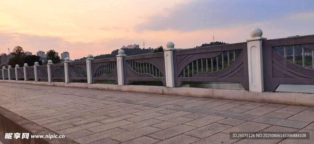 黃昏下的河畔人行道景觀