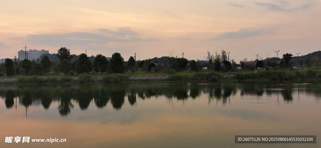 城市黃昏湖畔美景
