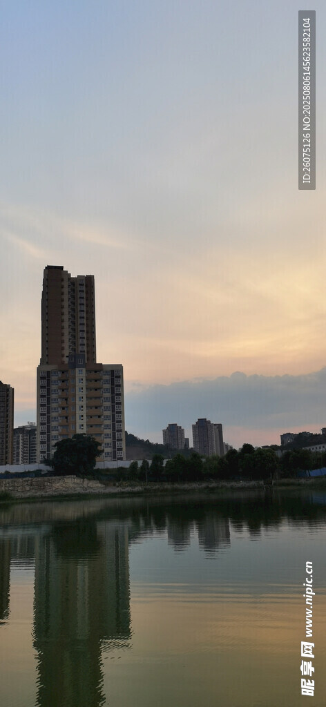 城市河畔黃昏高樓倒影