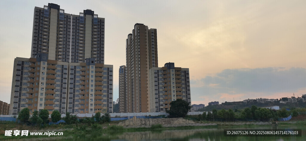 夕陽下的城市高樓景觀