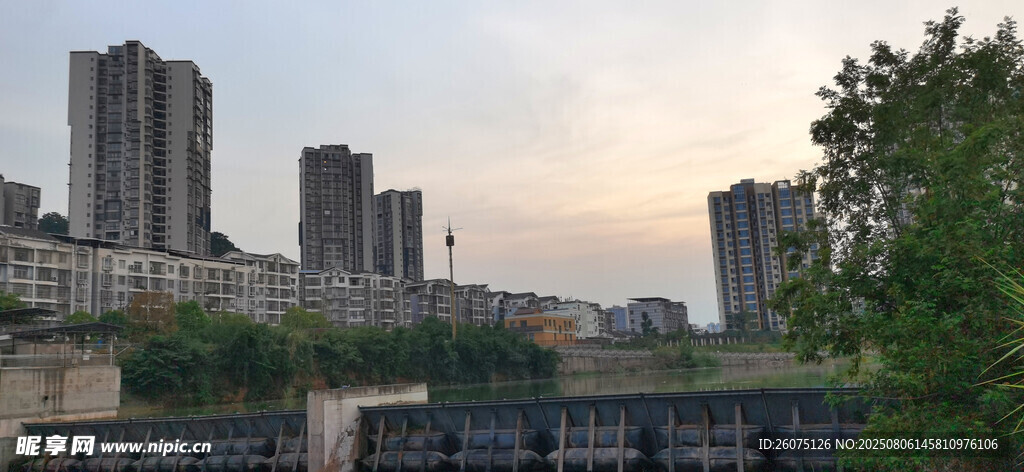 城市河畔建筑群景觀