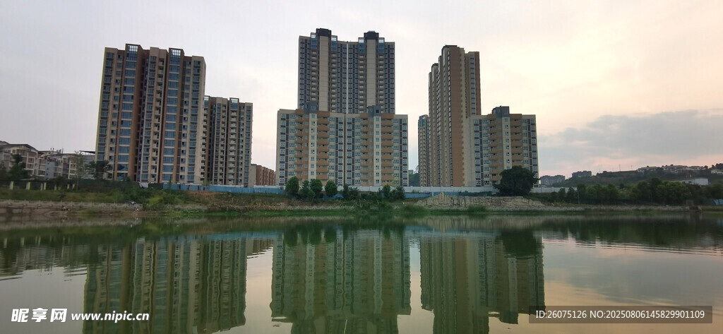 湖畔高樓倒影城市美景