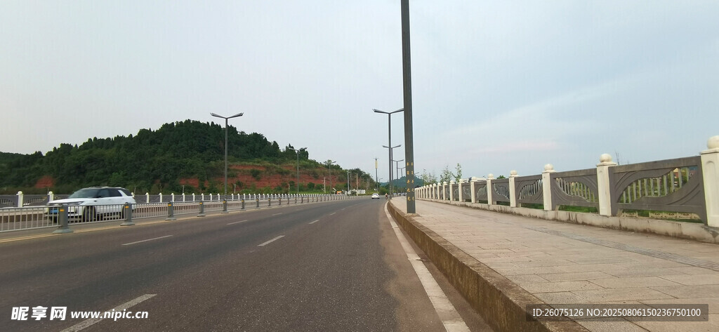 寬闊公路橋梁與遠(yuǎn)處青山