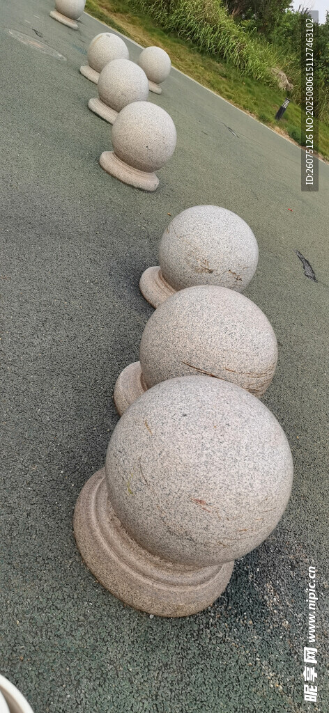 道路旁的石球景觀
