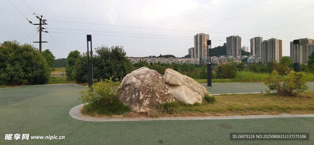 公園巨石與遠(yuǎn)處城市景觀