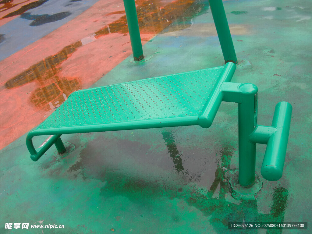 綠色金屬健身器材