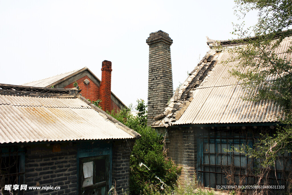 古樸小屋與高聳煙囪