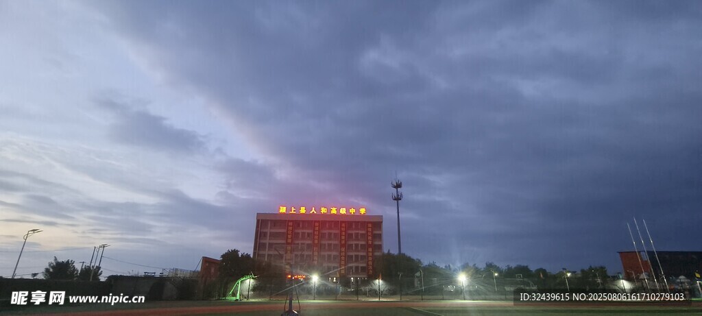 夜幕下的燈火建筑