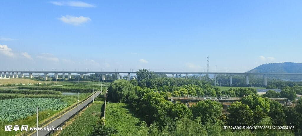 田園風(fēng)光中的鐵路景色