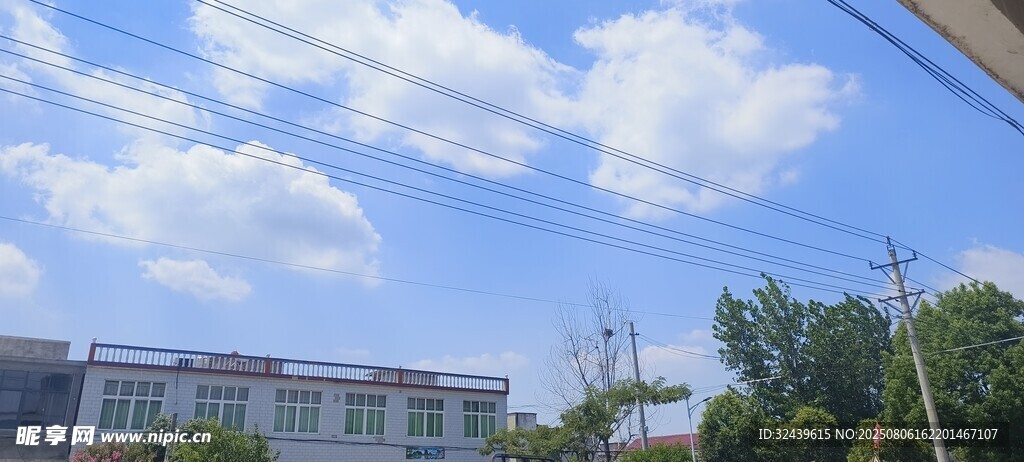 藍(lán)天白云下的城市建筑景觀