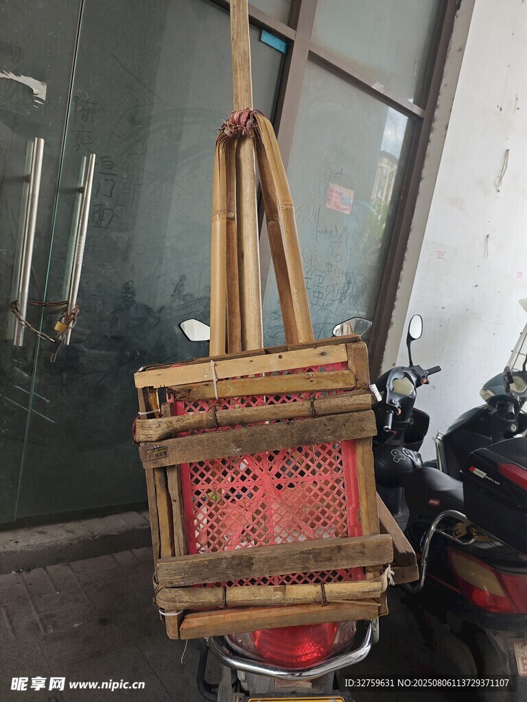 老式木制畫架靠于墻邊