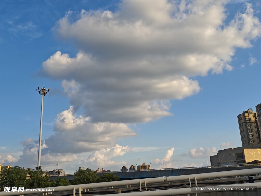 城市上空的藍(lán)天白云