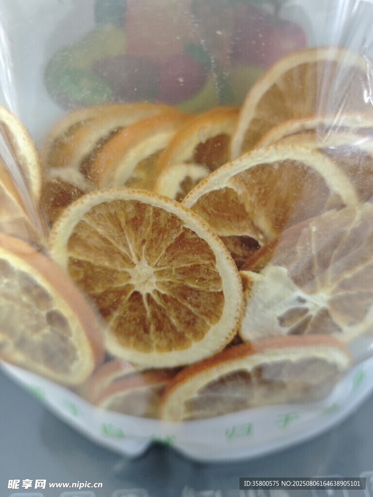 玻璃罐中的干檸檬片