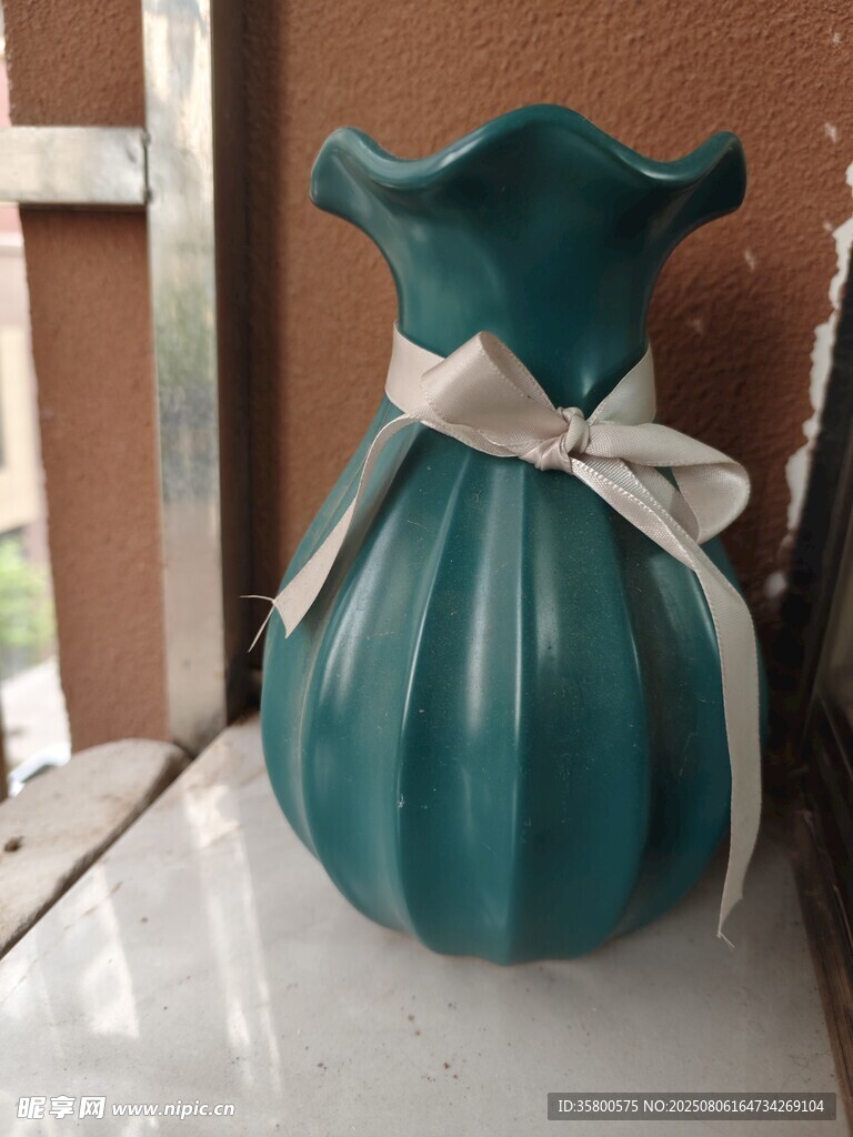 藍(lán)綠色花瓶配白色蝴蝶結(jié)
