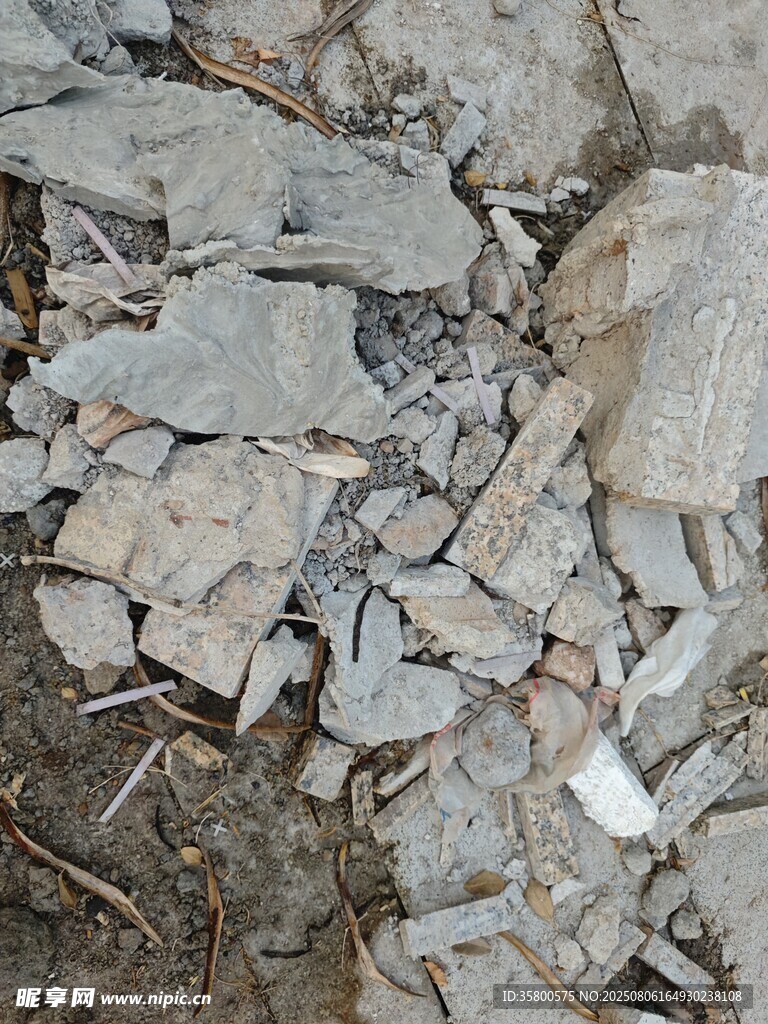 地面碎石景象
