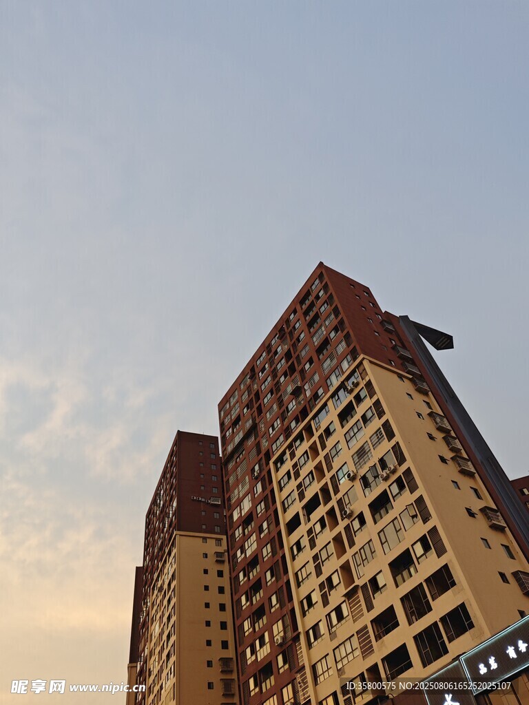 夕陽下的高層住宅建筑