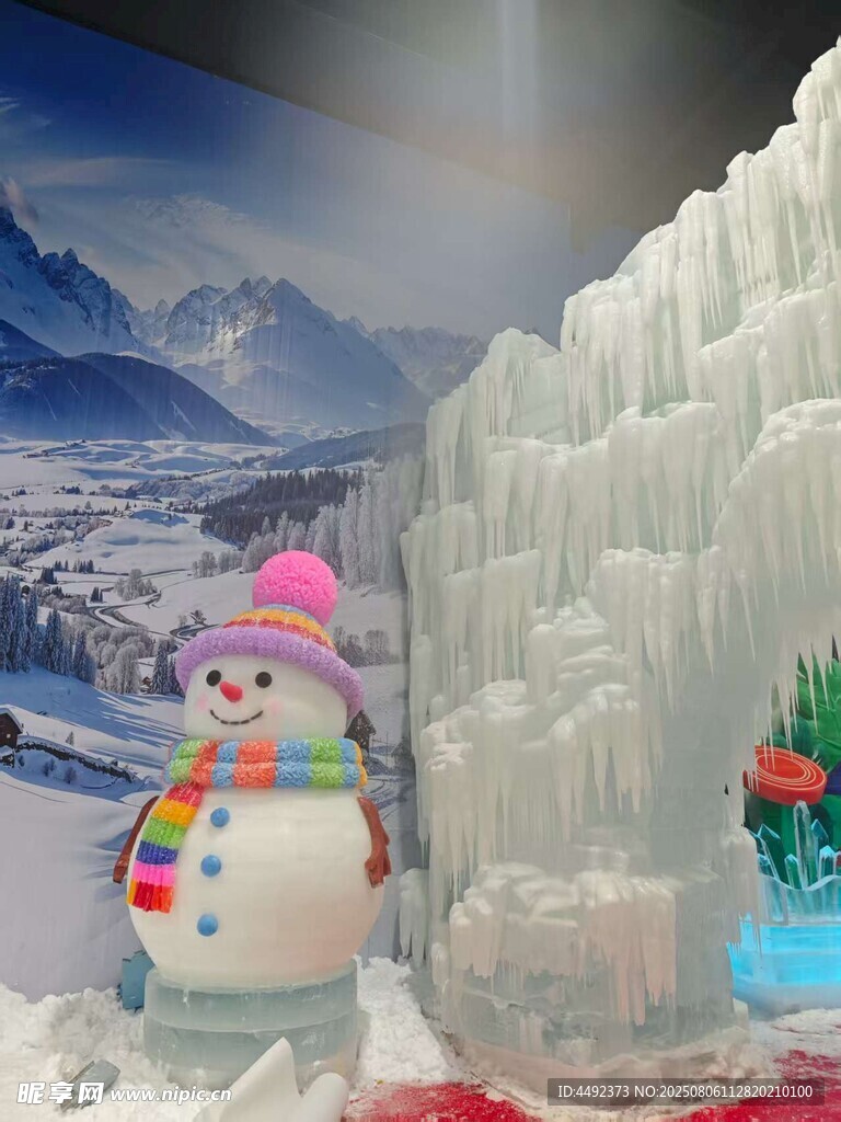 冰雪世界中的可愛雪人