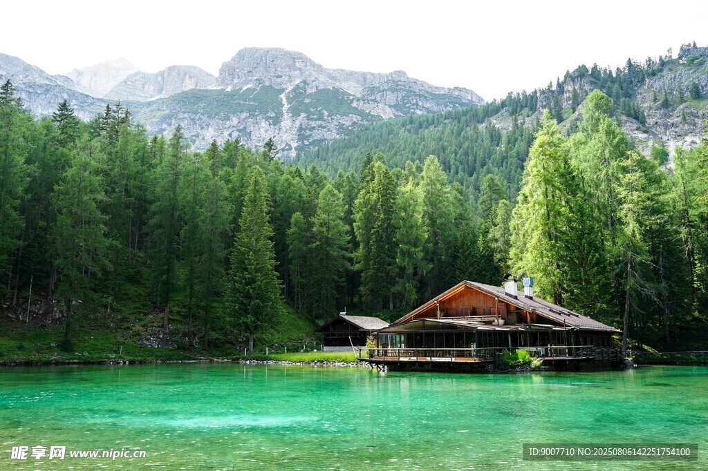 湖畔木屋 山林間的靜謐美景