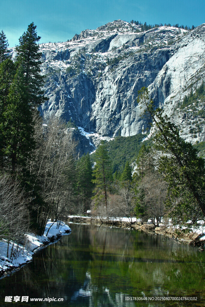 山間溪流旁的壯麗雪山景色
