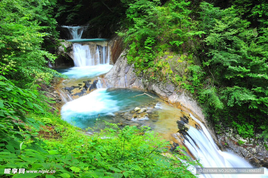 山間溪流瀑布綠意美景