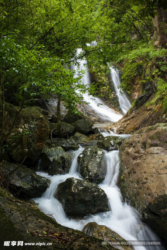 山間溪流瀑布自然美景
