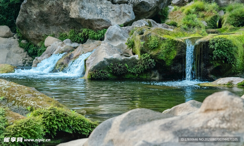 山間溪流瀑布綠意景致